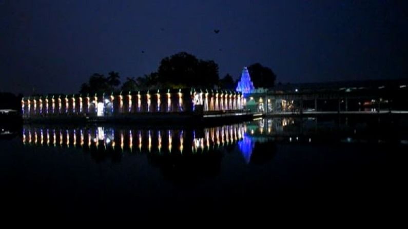 हे मंदिर तलाव परिसरात अत्यंत मध्यभागी असल्याने आकर्षक विद्युत रोषणाईची  प्रतिकृती तलावात दिसत आहे. 