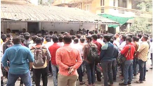 मनसेतही मेगाभरती सुरु, कृष्णकुंजबाहेर झुंबड, काही डबेवालेही रेल्वे इंजिनात!