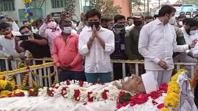 विलासकाकांच्या अंत्यदर्शनासाठी रितेश देशमुख कराडमध्ये, राजकारणापलिकडचे घनिष्ठ स्नेह