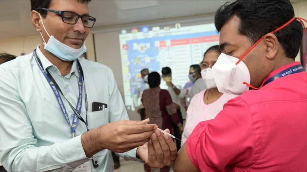 मुंबईचं जम्बो प्लॅनिंग, एका दिवसात 50 हजार जणांना लस टोचण्याचं नियोजन