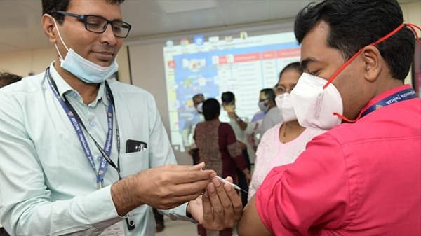 मुंबईचं जम्बो प्लॅनिंग, एका दिवसात 50 हजार जणांना लस टोचण्याचं नियोजन