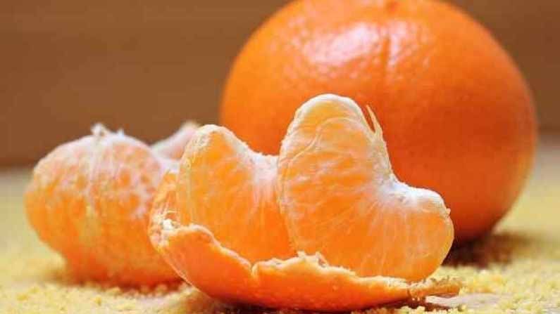 संत्र्यामध्ये व्हिटामिन सी आणि कॅल्शियम हे दोन्ही घटक मुबलक प्रमाणात आढळतात. हे फळ शरीरास आतून मजबूत बनवते. जर आपल्याला संत्रे आवडत नसेल, तर आपण त्याचा रसही पिऊ शकता.