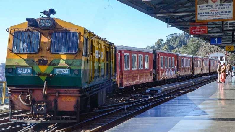 Indian Railway | एक किमी अंतरासाठी ट्रेनला लागते ‘इतके’ डीझेल! वाचा ट्रेनच्या मायलेजविषयी...