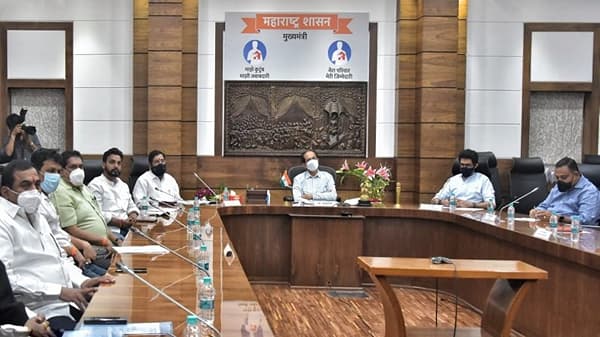 मुख्यमंत्र्यांकडून पंचगंगेतील प्रदूषणाची गंभीर दखल, जबाबदार कंपन्यांना टाळे ठोका, जिल्हाधिकाऱ्यांना निर्देश