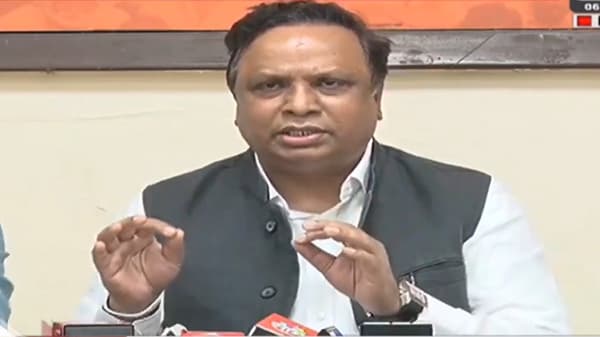 घराबाहेर पडण्यासाठीच रस्त्यावर उतरण्याचा बहाणा; शेलारांची खोचक टीका