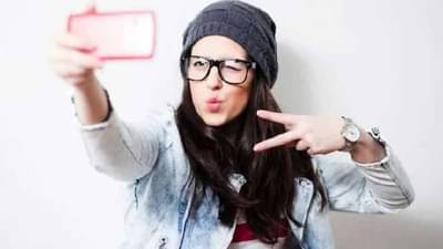 Selfie Side Effects | सेल्फी काढण्याची सवय लागलीय? थांबा! होऊ शकतात ‘हे’ गंभीर आजार...