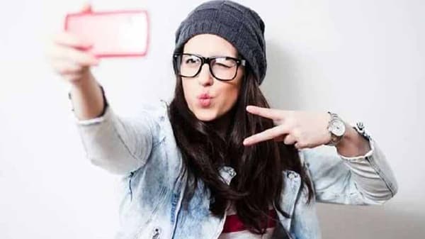 Selfie Side Effects | सेल्फी काढण्याची सवय लागलीय? थांबा! होऊ शकतात ‘हे’ गंभीर आजार...