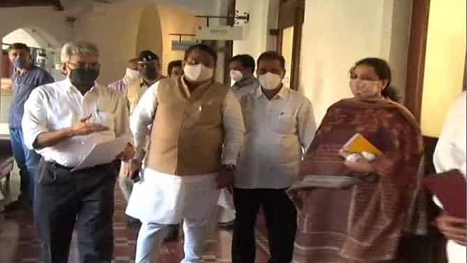 शिवसेनेची कोंडी करण्यासाठी काँग्रेस, राष्ट्रवादी भाजप एकवटले, गटनेत्यांकडून आयुक्तांची भेट