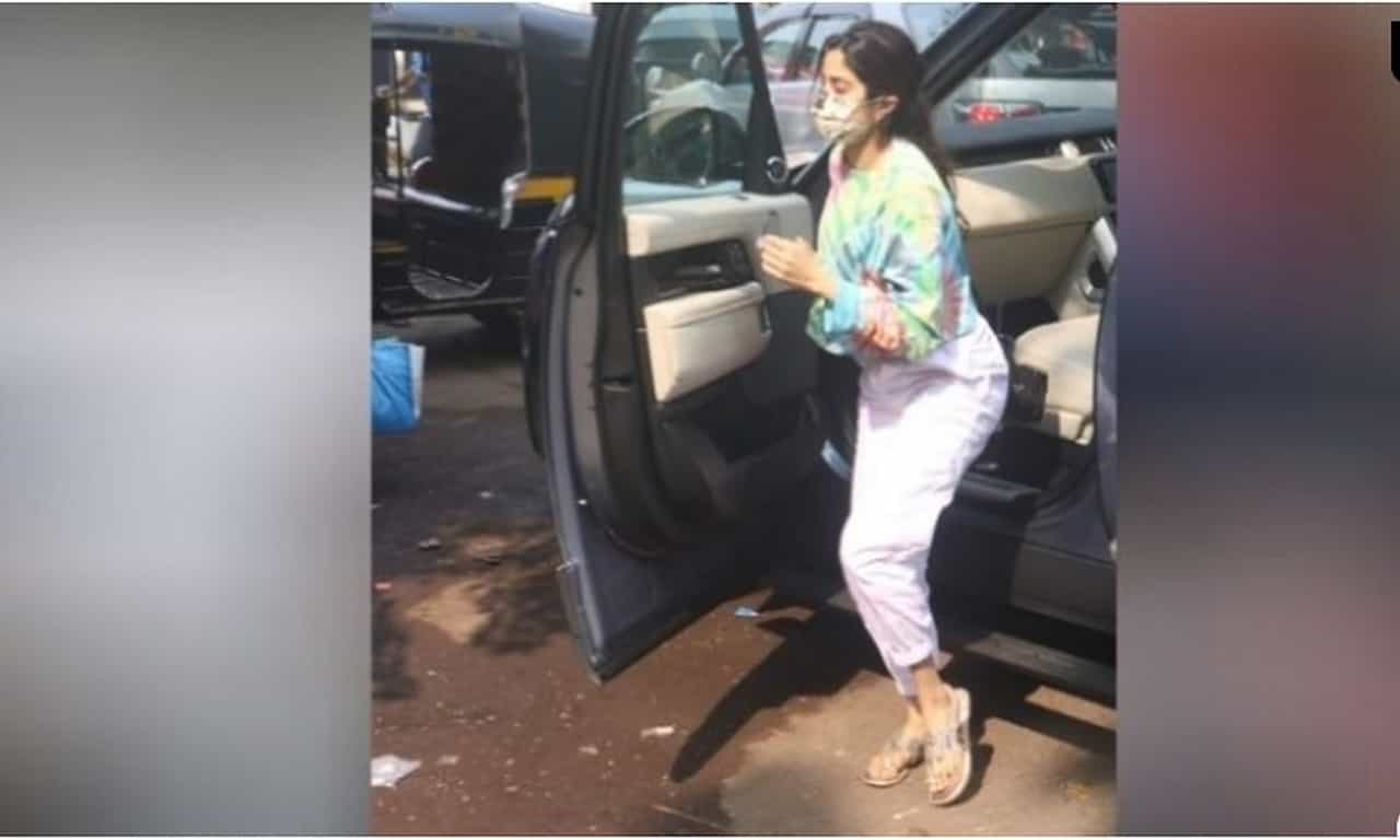 Janhvi Kapoor | ‘चहापेक्षा किटली गरम’, सेल्फी मागणाऱ्या चाहत्याला जान्हवी कपूरच्या गार्डने रोखले!
