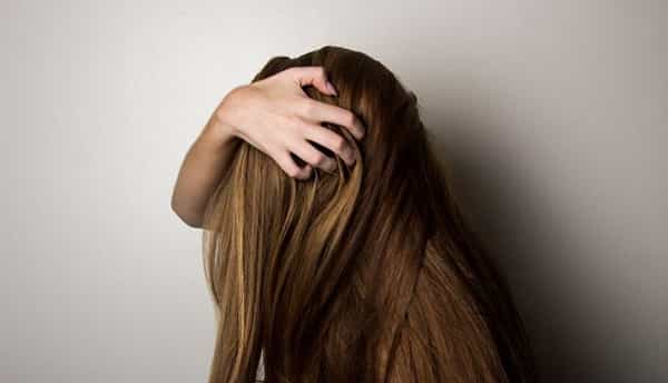 Hair Care Tips: हिवाळ्यात केसांची काळजी कशी घ्यायची? (How can I care my hair in winter?) हा सगळ्यासंमोरच मोठा प्रश्न आहे. यासाठी आम्ही तुम्हाला काही खास घरेलू उपाय सांगणार आहोत. ज्याने तुमचे केस अगदी घनदाट होतील आणि केस गळणंही थांबेल.