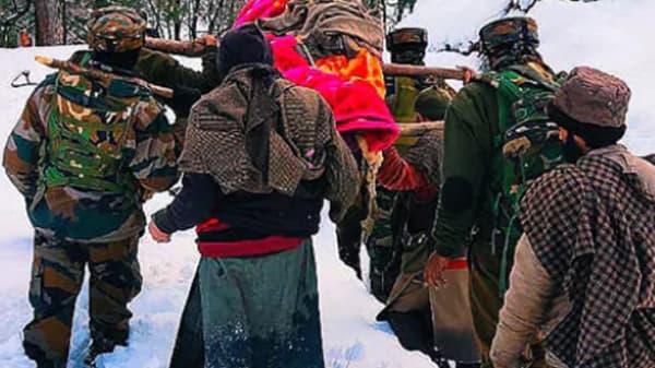 भारतीय जवानांच्या कामाला सलाम, हिमवृष्टीतही गर्भवती महिलेला खांद्यावर नेलं रुग्णालयात