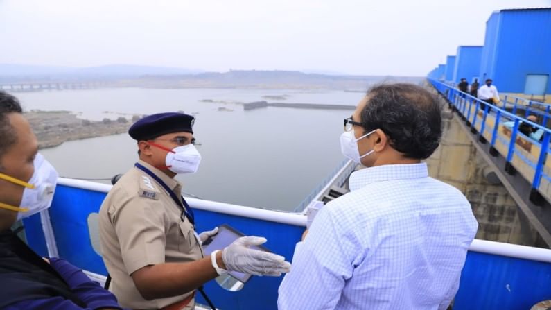 पूर्व विदर्भासाठी वरदान ठरणाऱ्या वैनगंगा नदीवर बांधण्यात आलेल्या गोसेखुर्द राष्ट्रीय प्रकल्पाला भेट देऊन मुख्यमंत्र्यांनी आढावा घेतला. गोसेखुर्द प्रकल्प हा पूर्व विदर्भातील अत्यंत महत्त्वाचा प्रकल्प आहे.