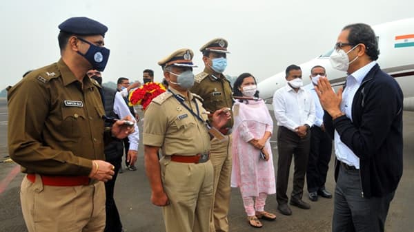 मुख्यमंत्री उद्धव ठाकरे यांनी आज वैनगंगा नदीवर बांधण्यात आलेल्या गोसेखुर्द राष्ट्रीय प्रकल्पाला भेट दिली. मुख्यमंत्री यांनी अपूर्ण असलेले सिंचन प्रकल्प तातडीने पूर्ण करण्यासंदर्भात आढावा घेऊन निधी तसेच भूसंपादनासाठी प्राधान्य देण्यात येणार असल्याचे यावेळी सांगितले. गोसेखुर्द प्रकल्पाच्या अपूर्ण राहिलेल्या भूसंपादनास संदर्भात स्वतंत्र बैठक घेऊन भूसंपादनाची कामे तातडीने पूर्ण करण्यासंदर्भात नियोजन करावे अशा सूचना यावेळी त्यांनी दिल्या.