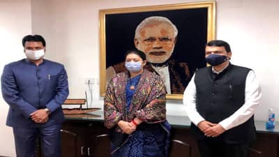 फडणवीसांसह महाराष्ट्रातील 3 नेते दिल्लीत, जेपी नड्डांशी खलबतं, कारण काय?