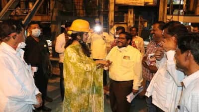 अन् वैद्यनाथची साखर पाहून पंकजा मुंडेंना अत्त्यानंद...!