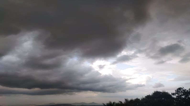Tauktae Cyclone | मुंबईच्या आकाशात काळ्या ढगांची गर्दी, दक्षिण मुंबई, उपनगरात पावसाच्या सरी