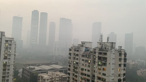 मुंबईकरांनो, तुम्ही हवा नाही, विष शरीरात घेताय!