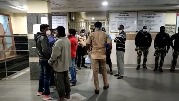 भंडारा जिल्हा शासकीय रुग्णालयातील लहान मुलांच्या युनिटमध्ये आग लागल्यानं संपूर्ण महाराष्ट्र हादरला आहे.