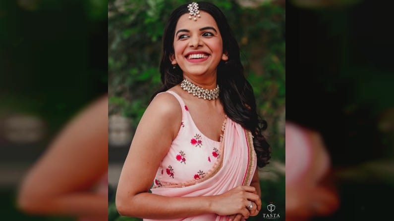 'Lost in your current like a priceless wine.?'असं कॅप्शन देत मितालीनं हे फोटो शेअर केले आहेत. 