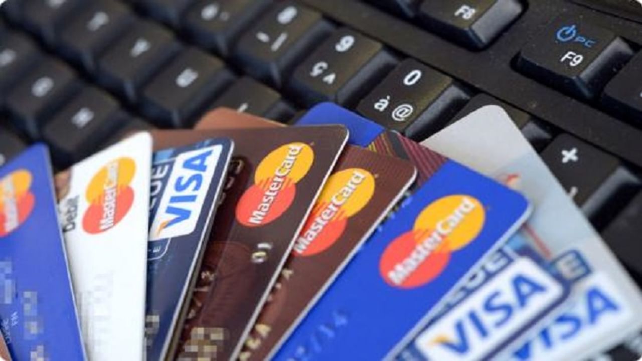 ऑटो डेबिट नियम : आता 1 ऑक्टोबरपासून तुमच्या क्रेडिट आणि डेबिट कार्डवरील ऑटो डेबिटचा नियम बदलणार आहे. आरबीआयचा नवीन नियम 1 ऑक्टोबरपासून लागू होईल. रिझर्व्ह बँकेचा नियम आहे की, बँका किंवा इतर वित्तीय संस्थांना डेबिट-क्रेडिट कार्ड किंवा मोबाईल वॉलेटद्वारे 5000 रुपयांच्या वरच्या व्यवहारांसाठी अतिरिक्त घटक प्रमाणीकरणाची मागणी करावी लागेल. म्हणजेच, आता ग्राहकांच्या मंजुरीशिवाय बँक तुमच्या कार्डामधून पैसे डेबिट करू शकणार नाही.