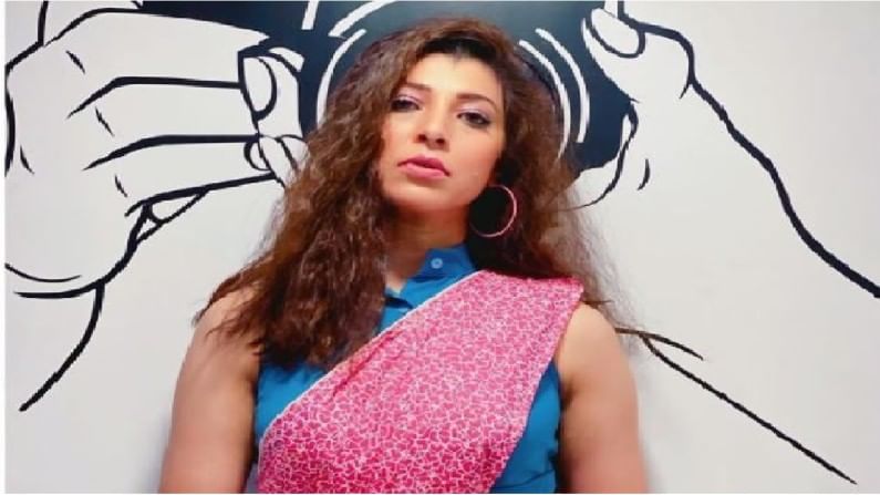 या फोटोमध्ये तिनं वेस्टर्न आणि ट्रेडिशनलचं कॉंबिनेशन केल्याचं दिसतंय. 