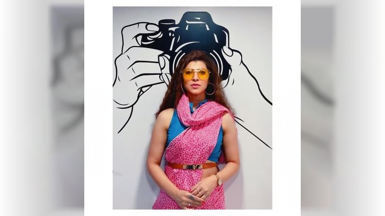 नेहमी प्रमाणे या लूकमध्येसुद्धा तेजस्विनी कमालीची सुंदर दिसत आहे.  