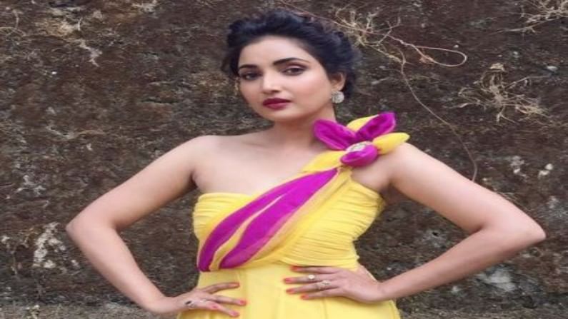  'I’m not here to fit into your WORLD,I’m here to make my OWN.... ?????'असं कॅप्शन देत तिनं हे फोटो शेअर केले आहे. 