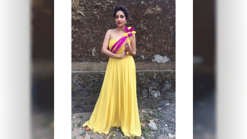 तिचे हे गाऊनमधील फोटो चाहत्याचं लक्ष वेधून घेत आहेत. 