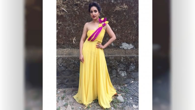  या पिवळ्या गाऊनमध्ये रुपाली कमालीची सुंदर दिसत आहे.
