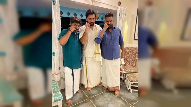 'काल पहिल्यांदा गोरेगाव ईस्ट मध्ये south बघायला मिळालं. ' असं कॅप्शन देत सिद्धार्थनं केळवणाचे खास फोटो शेअर केले आहेत.