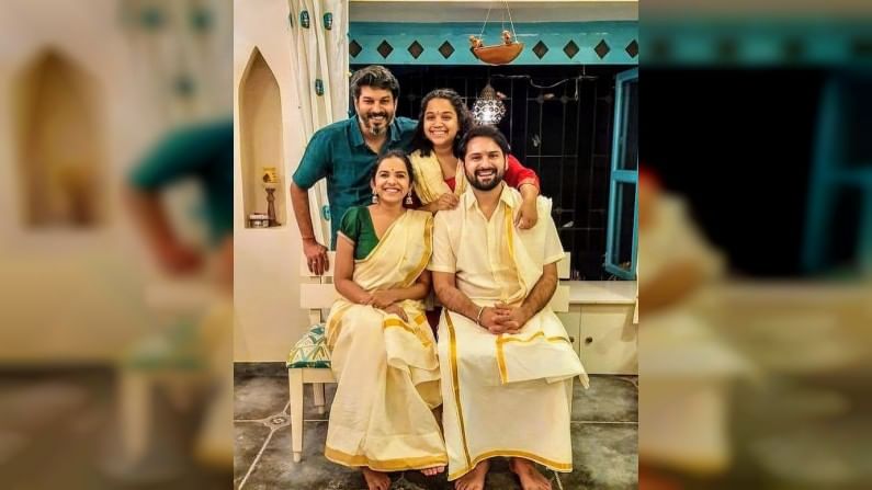 महत्त्वाचं म्हणजे या केळवणासाठी सिद्धार्थ आणि मिताली त्यांच्या मित्र-मैत्रिणींसोबत खास साऊथ स्टाईलमध्ये तयार झाले होते. या स्पेशल केळवणाचे फोटो सोशल मीडियावर सध्या ट्रेंडमध्ये आहेत.