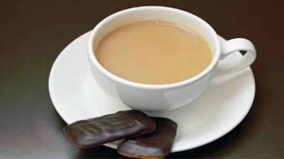 Tea Habits | चहासोबत चुकूनही खाऊ नका ‘या’ गोष्टी, अन्यथा आरोग्यास होऊ शकते हानी!