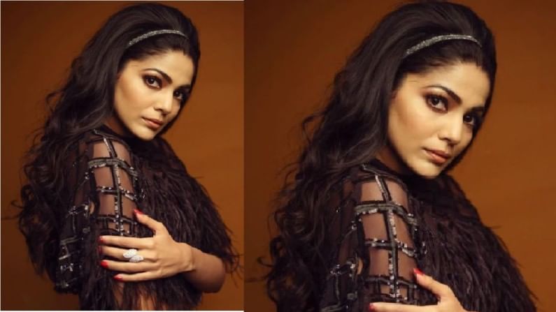 काळ्या रंगाच्या या ड्रेसमध्ये ती कमालीची सुंदर दिसत आहे. महत्वाचं म्हणजे या काळ्या ड्रेसवर तिचा हा हेअर बेल्ट मस्त दिसतोय.