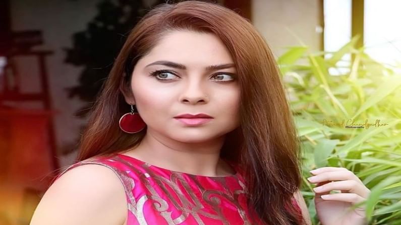 गुलाबी रंगाच्या सिंपल कुर्तीमध्येच सोनालीनं हे फोटोशूट केलं आहे.