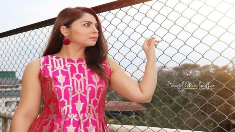 आता सोनालीनं मस्त घराच्या गच्चीवरच फोटोशूट केलं आहे.