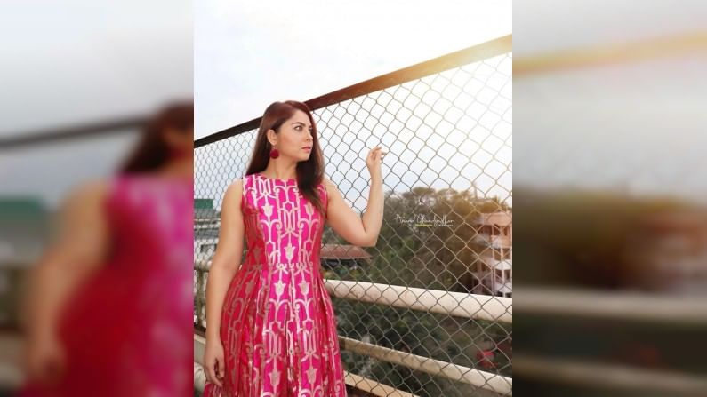 ' I decided to be the ? because it was raining ☔️'असं कॅप्शन देत सोनालीनं हे फोटो शेअर केले आहेत.