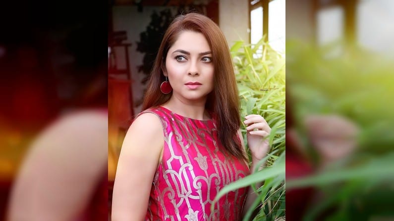 मराठी चित्रपटसृष्टीची अप्सरा म्हणजेच अभिनेत्री सोनाली कुलकर्णी सध्या सोशल मीडियावर मोठ्या प्रमाणात अॅक्टिव्ह असते.