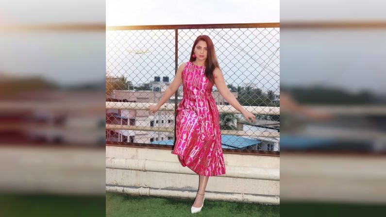 या डिझायनर कुर्ती सोनालीवर मस्तच दिसत आहे. सोबतच या कुर्तीवर तिनं मॅचिंग गुलाबी रंगाचे कानातले कॅरी केले आहेत.