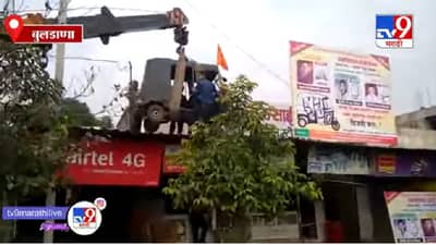 Gram Panchayat Election | बुलडाण्यात प्रचारासाठी रिक्षा थेट घराच्या छतावर, उमेदवाराचा अनोखा फंडा