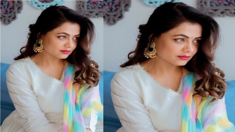 प्रार्थनाला झी टीव्हीवरील 'पवित्र रिश्ता' या मालिकेतून प्रेक्षकांनी भरभरुन प्रेम दिलं.'मितवा', 'कॉफी आणि बरंच काही' 'व्हॉट्स अप लग्न' या चित्रपटांमध्ये तिनं कमालीचा अभिनय केला आहे.