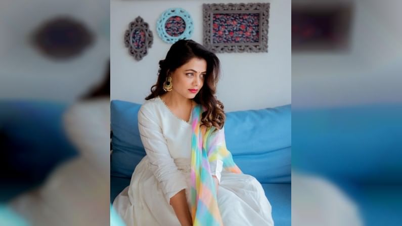 'सपनों से भरे नैना, तो नींद है न चैना ??'असं कॅप्शन देत प्रार्थनानं हे फोटोशूट केलं आहे. 