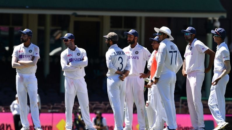 Ind vs Aus : मोहम्मद सिराजवर वर्णद्वेषी टीका, संतापलेल्या कप्तान रहाणेने सामना रोखला Ind vs Aus : मोहम्मद सिराजवर वर्णद्वेषी टीका, संतापलेल्या कप्तान रहाणेने सामना रोखला