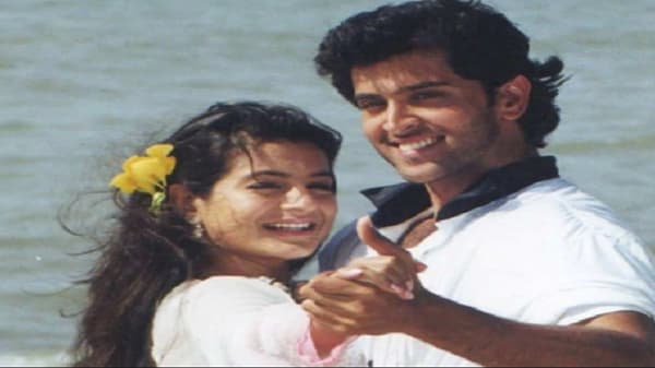 बॉलिवूड अभिनेता हृतिक रोशन आज 47 वा वाढदिवस साजरा करीत आहे. दिग्दर्शक राकेश रोशन आणि पिंकी यांच्या घरी 10 जानेवारी 1974 रोजी जन्मलेल्या हृतिकनेही आपल्या वडिलांप्रमाणेच चित्रपटसृष्टीत करिअर करण्याचा निर्णय घेतला आणि बाल कलाकार म्हणून त्याची सुरुवात केली. यानंतर त्याने हळूहळू सहाय्यक दिग्दर्शक म्हणून हिंदी चित्रपटसृष्टीत पाऊल ठेवले आणि कहो ना प्यार है या चित्रपटात हृतिक प्रथमच मुख्य भूमिकेत दिसला.
