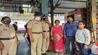 देव तारी त्याला कोण मारी, रेल्वेखाली जाणाऱ्या महिलेला पोलिसांनी दिले जीवनदान