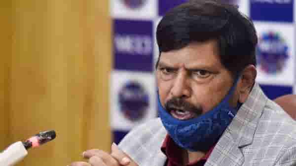 रामदास आठवले मंत्रिपदासाठी भाजपसमोर लाचार; आरपीआयमध्ये बंडखोरी, जिल्हाध्यक्षाची खरमरीत टीका