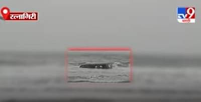 Ratnagiri | समुद्राला भरती येताच किनाऱ्यावरील गाडी गेली वाहून