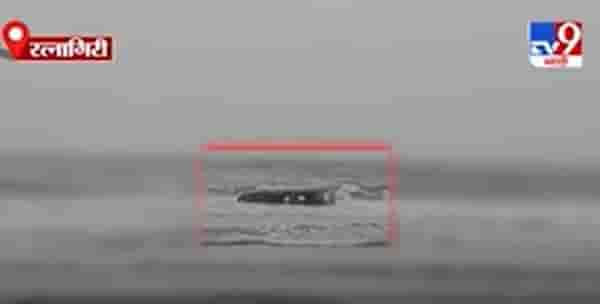 Ratnagiri | समुद्राला भरती येताच किनाऱ्यावरील गाडी गेली वाहून