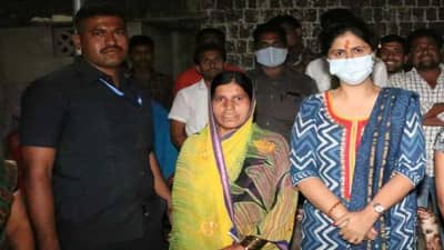 Pankaja Munde | ... आणि पंकजा मुंडे हळहळल्या