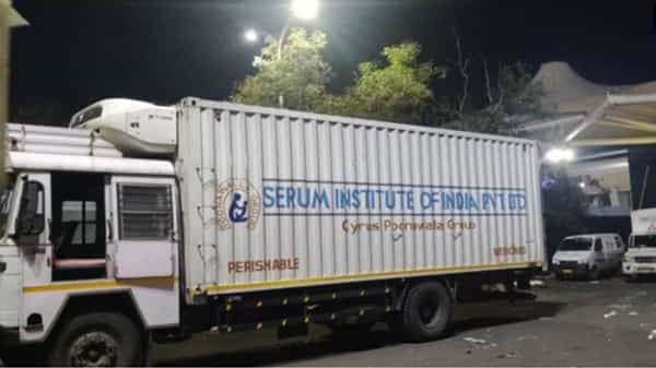 महाराष्ट्र: सीरम इन्स्टिट्यूट ऑफ इंडियामधून तीन ट्रकमध्ये कोविशिल्डची लस आज पहाटे पुणे विमानतळावर पोहोचली. विमानतळावरून देशभर लस पाठवली जाणार आहे.