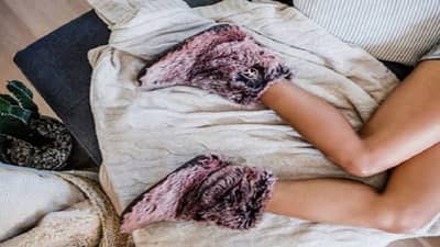 12 तास चप्पल घाला, 4 लाख कमवा; ही कंपनी देतेय घर बसल्या जॉब